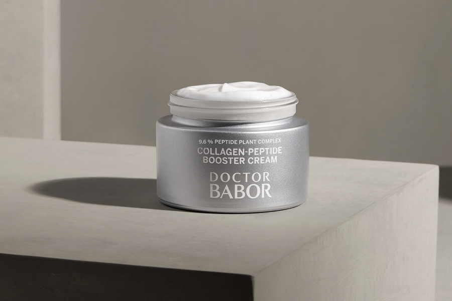 BABOR Collagen-Peptide Booster Creme im silbernen Tiegel auf Stein