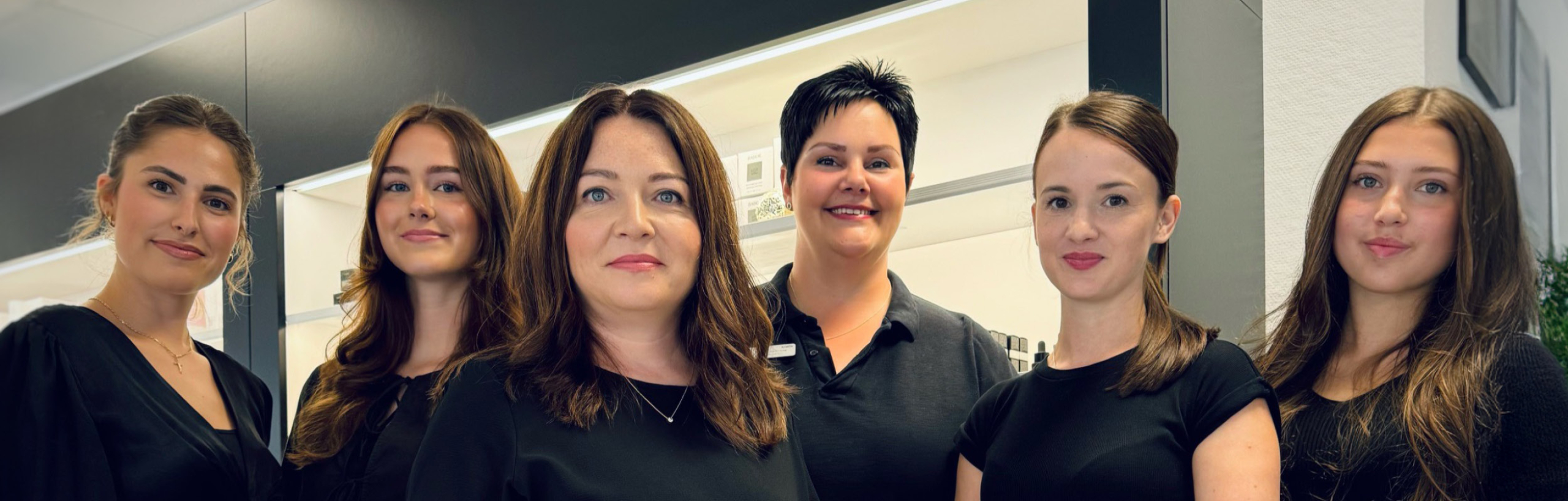 Zwei Frauen, eine lehnt den Kopf an die andere, beide schauen frontal.