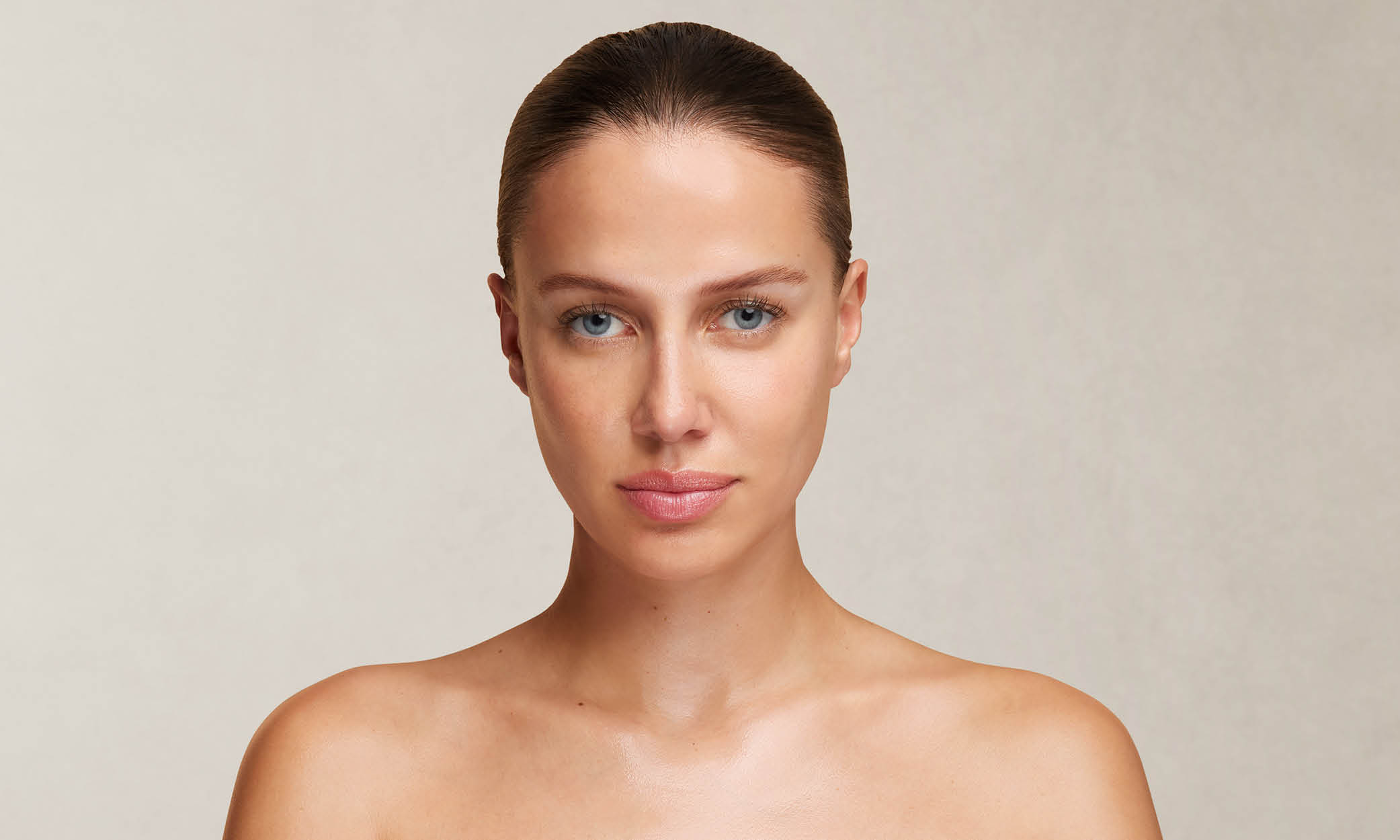 Frau mit zur&uuml;ckgebundenem Haar und nackten Schultern im Portr&auml;t