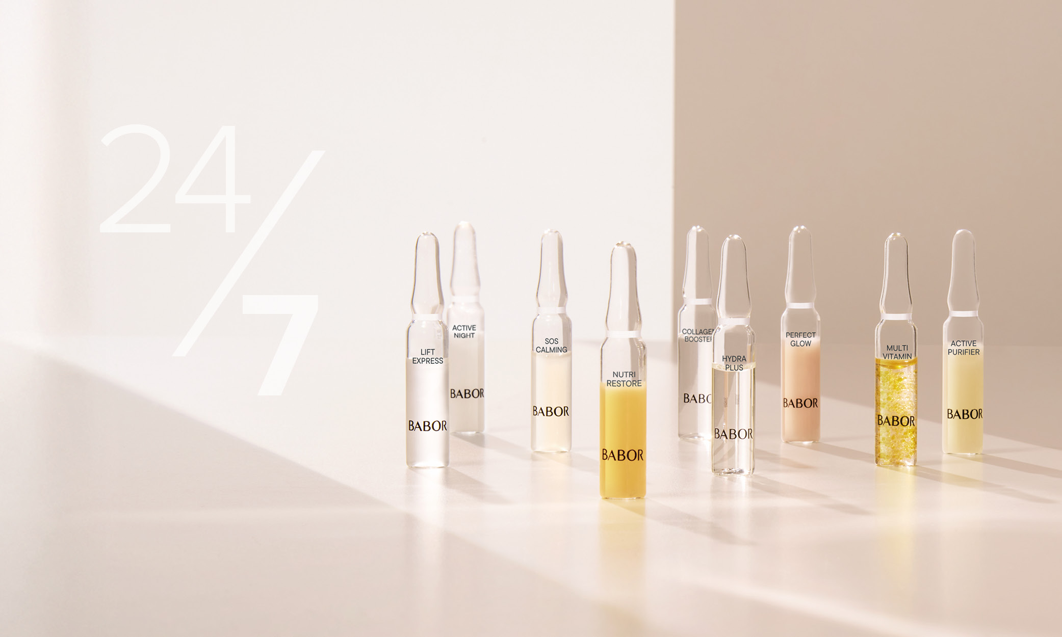 Sieben BABOR Hydra Plus Ampullen stehen auf zwei &uuml;bereinanderliegenden Steinen