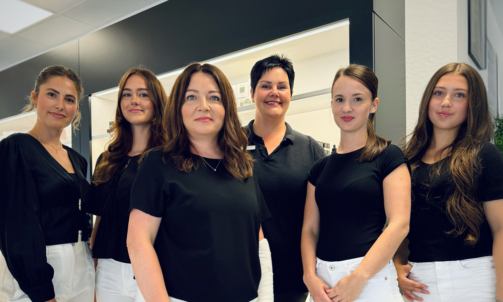 Zwei Frauen, eine lehnt den Kopf an die andere, beide schauen frontal.