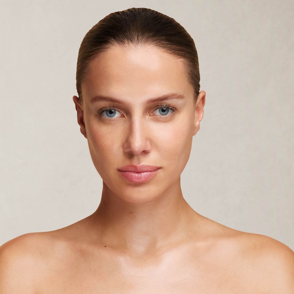 Frau mit zur&uuml;ckgebundenem Haar und nackten Schultern im Portr&auml;t