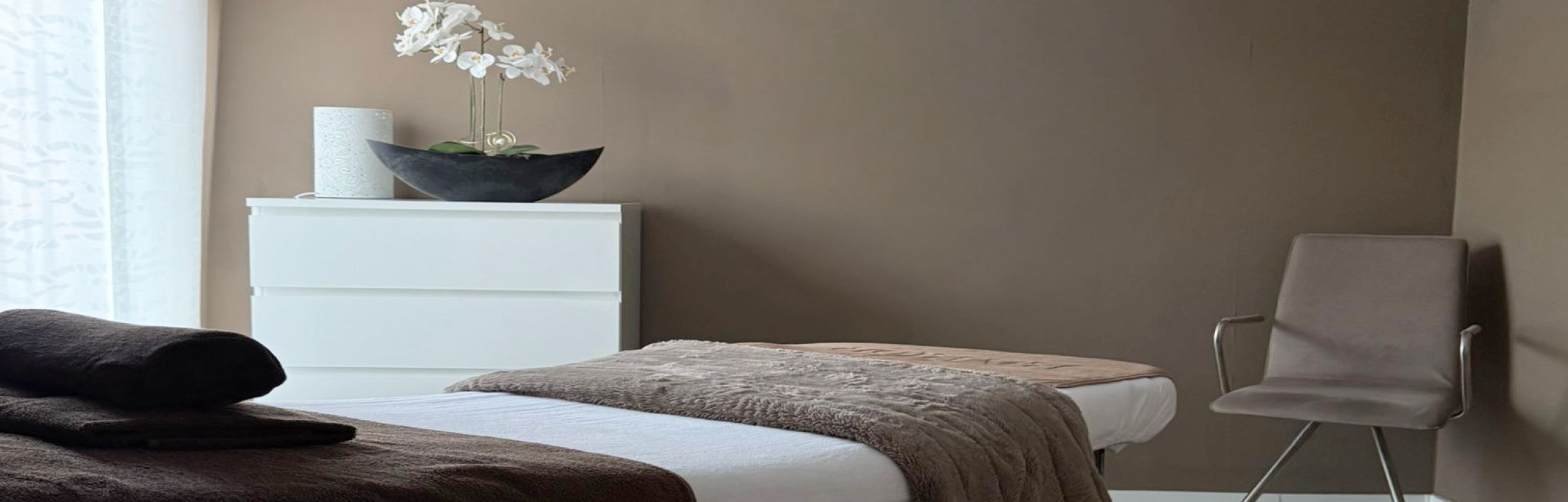 Empfangstresen eines Kosmetikinstituts mit Blumen, Pflanzen und BABOR Pflegeprodukten