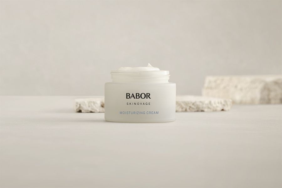 Babor Skinovage Moisturizing Cream in einem wei&szlig;en Tiegel auf hellem Hintergrund.