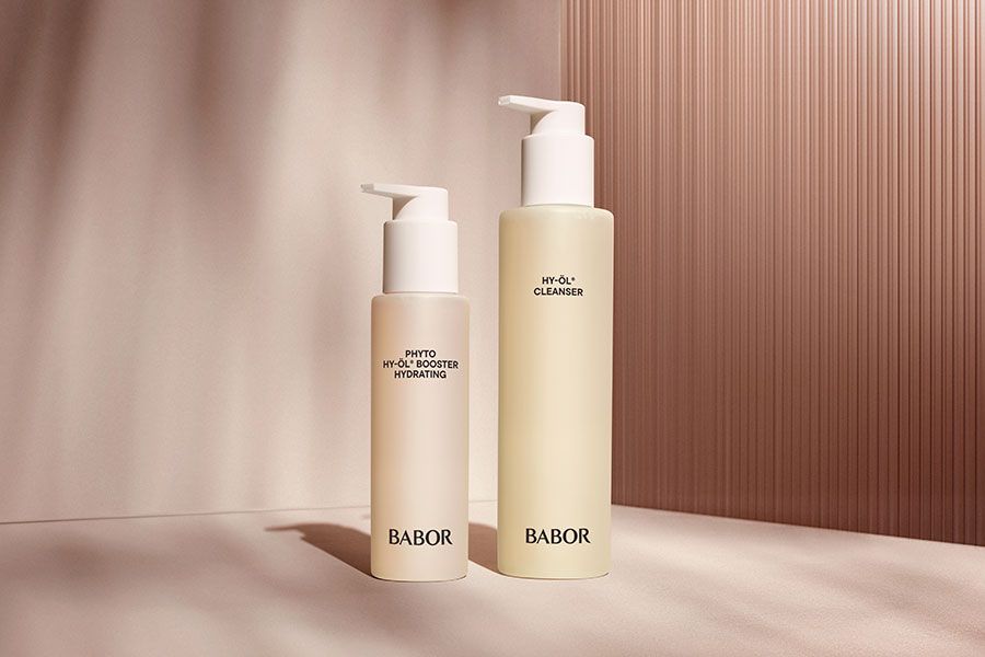 HY-&Ouml;L Cleanser und Phyto HY-&Ouml;L Booster Hydrating vor einem rosa Hintergrund